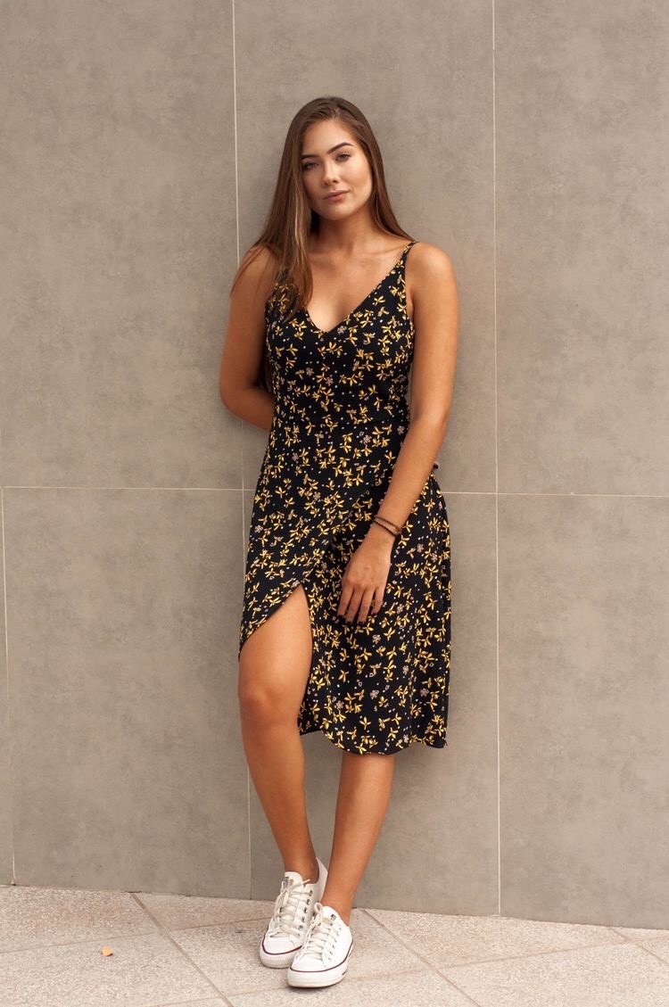 vestido midi estampado com tenis